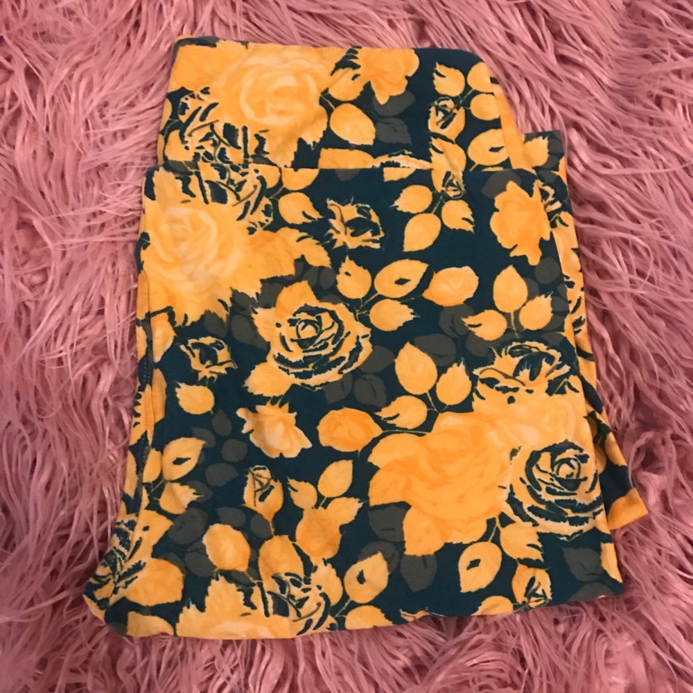 Never worn lularoe one size os rose print leggings
